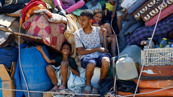 Displaced Palestinians, fleeing northern Gaza due to an Israeli military operation, move southward after Israeli forces ordered residents of Gaza City to evacuate to the south, in the central Gaza Strip, September 17, 2025. REUTERS/Mahmoud Issa REFILE - QUALITY REPEAT TPX IMAGES OF THE DAY