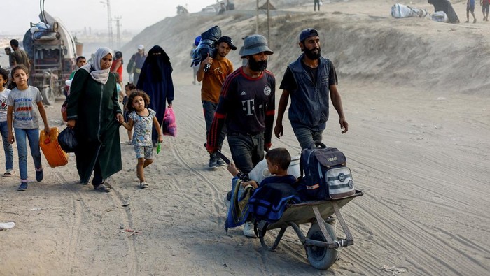 Displaced Palestinians, fleeing northern Gaza due to an Israeli military operation, move southward after Israeli forces ordered residents of Gaza City to evacuate to the south, in the central Gaza Strip, September 17, 2025. REUTERS/Mahmoud Issa REFILE - QUALITY REPEAT TPX IMAGES OF THE DAY