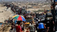 Sejumlah warga Palestina berjalan beriringan meninggalkan Gaza utara menuju selatan setelah perintah evakuasi Israel, Rabu (17/9/2025). Foto: REUTERS/Mahmoud Issa
