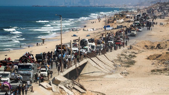 Displaced Palestinians, fleeing northern Gaza due to an Israeli military operation, move southward after Israeli forces ordered residents of Gaza City to evacuate to the south, in the central Gaza Strip, September 17, 2025. REUTERS/Mahmoud Issa REFILE - QUALITY REPEAT TPX IMAGES OF THE DAY