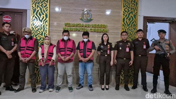 Empat tersangka saat keluar dari dalam Gedung Kejaksaan Negeri Kabupaten Cirebon.