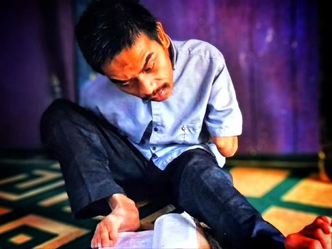 Engkus dengan segala keterbatasan, tekadnya kuat membagikan ilmu yang ia miliki