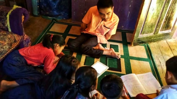 Engkus dengan segala keterbatasan, tekadnya kuat membagikan ilmu yang ia miliki