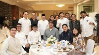 Perayaan keagamaan seperti buka puasa bersama juga tak lewatinya. Erick duduk bersama mantan Menpora, Dito Aryotejo dan Wamen Dikti, Prof. Stella menyantap takjil. Foto: Instagram/erickthohir