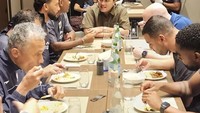 Saat laga Timnas tanding ke Jepang sekalipun, Erick Thohir tak pernah luput mendampingi. Setelah liga selesai ia hadir untuk makan malam bersama seluruh anggota timnas dan pelatih. Foto: Instagram/erickthohir