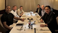 Pada suatu kesempatan, Erick Thohir secara khusus melangsungkan makan malam bersama pelatih Timnas Indonesia, Patrick Kluivert yang terlihat duduk persis di hadapannya. Foto: Instagram/erickthohir