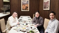 Raffi Ahmad dan politikus Budi Djiwandono juga salah satu rekan yang dekat dengannya. Ketiga tampak asyik menikmati makan malam bersama. Foto: Instagram/erickthohir