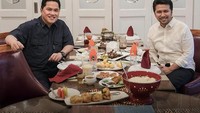 Erick Thohir juga dekat dengan beberapa politikus. Misalnya seperti Emil Dardak yang momen makan bersamanya dibagikan pada media sosial. Foto: Instagram/erickthohir