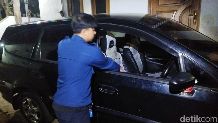 Personel Damkar Satpol-PP dan Pemadam Kebakaran Pemkab Klaten evakuasi balita.