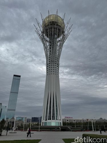  Menara Bayterek, Astana, Kazakhstan. (Yogi Ernes/detikcom)