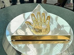 Cetakan Tangan Emas Presiden Pertama Kazakhstan di Puncak Menara 105 Meter