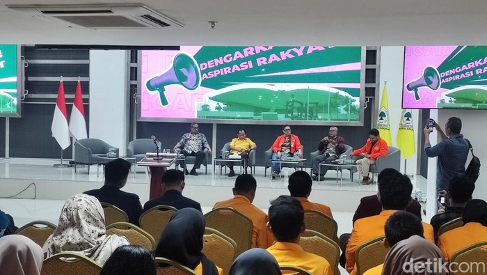 Fraksi Partai Golkar DPR RI diskusi dengan mahasiswa soal demonstrasi yang berujung ricuh di sejumlah daerah di Indonesia pada akhir Agustus. (Matius Alfons/detikcom)