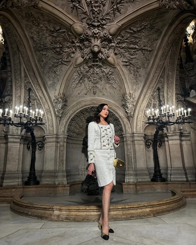 Koleksi haute couture atau adibusana merupakan strata tertinggi dalam seni membuat busana. Mengedepankan craftsmanship yang tinggi khas Prancis, pembuatan satu busana couture bisa memakan waktu hingga ribuan jam. Tak heran bila harganya bisa mencapai ratusan juta atau bahkan miliaran rupiah. (Foto: Instagram/@widi.wardhana)