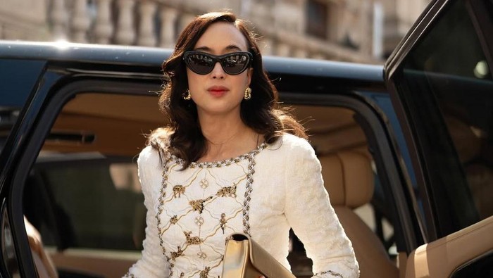 Gaya Widiyanti Putri Wardhana Pakai Baju Chanel