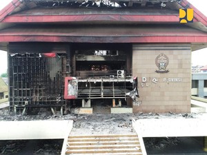 Material Sisa Kebakaran DPRD Sulsel Dijual: Besi Rp 3.600/Kg-Kayu Rp 1,2 Juta