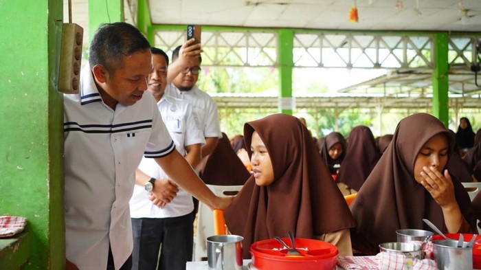 Gubernur Abdul Wahid saat cek MBG. (Foto: Dok Diskominfotik Riau)