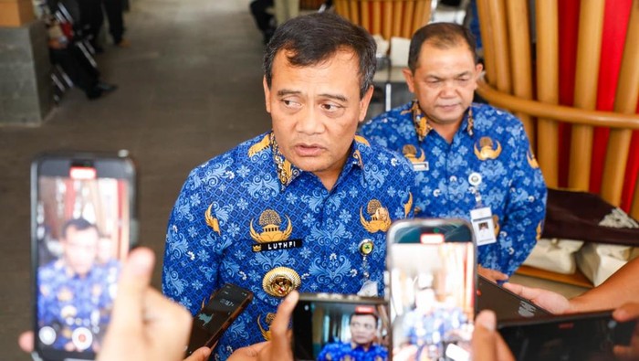 Gubernur Jateng Ahmad Luthfi saat mendampingi kunjungan kerja spesifik Anggota Komisi II DPR RI meninjau Mal Pelayanan Publik (MPP) di Kabupaten Semarang, Rabu (17/9/2025).