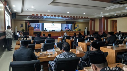 Gubernur NTB Lalu Muhamad Iqbal saat menyampaikan pendapat dalam rapat paripurna di kantor gubernur NTB, Rabu (17/9/2025). (Foto: Ahmad Viqi/detikBali)