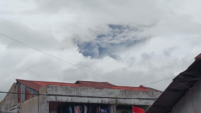 Gunung Marapi di Sumatera Barat erupsi siang ini selama 49 detik. (dok. Istimewa)