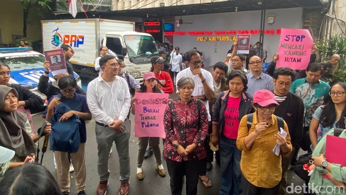 Haris Azhar dan Tim Advokasi untuk Demokrasi (TAUD) mendatangi Polda Metro Jaya untuk meminta para tersangka terkait demo ricuh dibebaskan dan kasus disetop. (Wildan/detikcom)