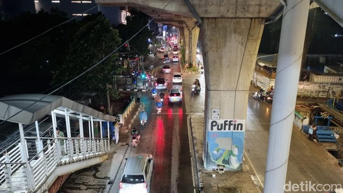 Hujan deras mengguyur kawasan DKI Jakarta pada siang dan sore tadi. Meski begitu, Jalan Ciledug Raya di Kecamatan Kebayoran Baru, tidak tergenang banjir. (Taufiq S/detikcom)