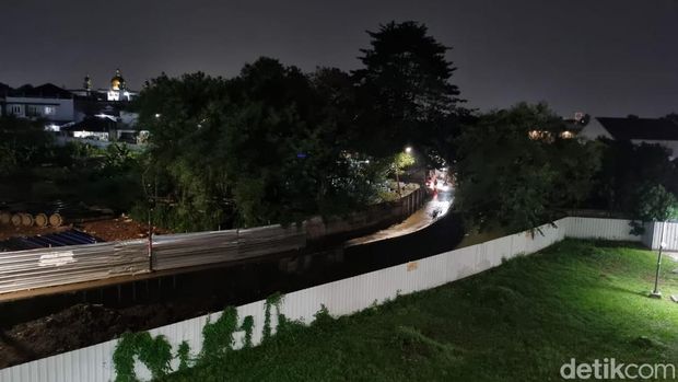 Hujan deras mengguyur kawasan DKI Jakarta pada siang dan sore tadi. Meski begitu, Jalan Ciledug Raya di Kecamatan Kebayoran Baru, tidak tergenang banjir. (Taufiq S/detikcom)