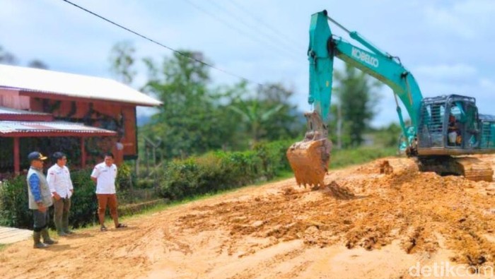 Jalanan di Krayan, Nunukan yang sempat ditanami padi dan pisang kini dalam proses penimbunan.