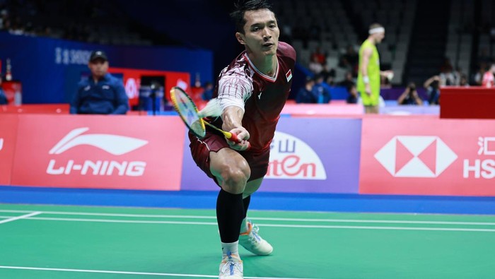 Aksi Jonatan Christie di ajang China Masters 2025.