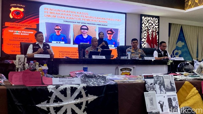 Jumpa pers tersangka kasus demo rusuh di Bandung dan perusakan pos polisi di Gentong Tasikmalaya.
