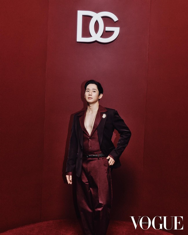Penampilan Jung Hae In telah menyita perhatian sejak menghadiri Milan Fashion Week 2025 awal tahun ini. Dalam kesempatan itu, Jung Hae In tampil dalam balutan setelan jas dan kemeja berwarna burgundy berkerah pendek. Busana tersebut mengekspos bagian dada dan kalung rantai yang dikenakannya. Foto: dok. Dolce & Gabbana