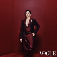 Penampilan Jung Hae In telah menyita perhatian sejak menghadiri Milan Fashion Week 2025 awal tahun ini. Dalam kesempatan itu, Jung Hae In tampil dalam balutan setelan jas dan kemeja berwarna burgundy berkerah pendek. Busana tersebut mengekspos bagian dada dan kalung rantai yang dikenakannya. Foto: dok. Dolce & Gabbana