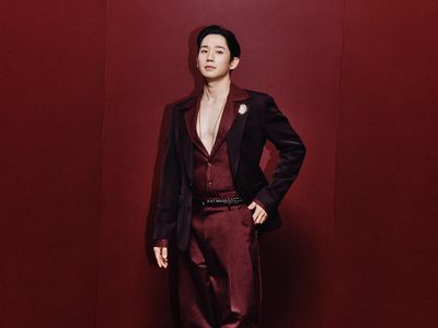 7 Gaya Jung Hae In Tuai Nyinyir Dianggap Tak Cocok Jadi GA Dolce & Gabbana