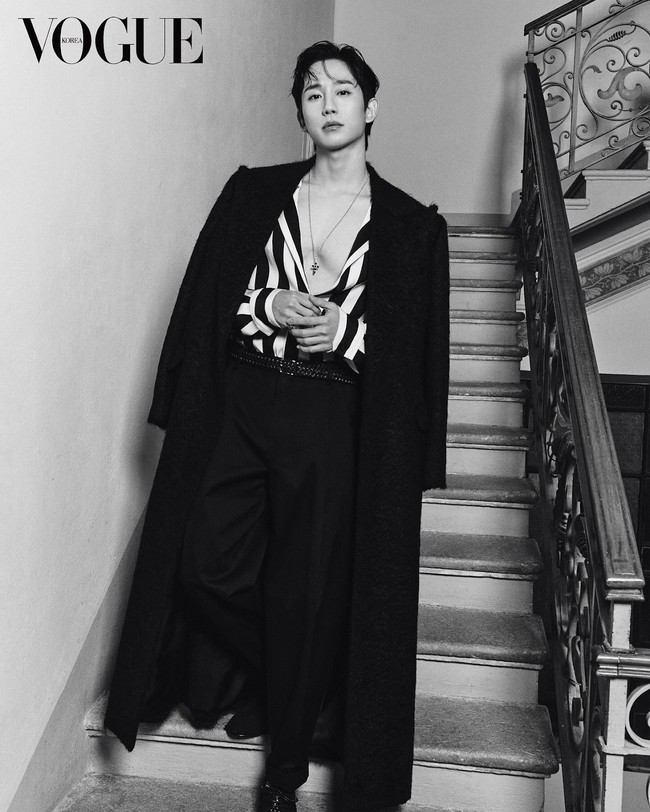 Alhasil tak sedikit netizen yang membandingkan penampilan Jung Hae In dengan perwakilan Dolce & Gabbana asal Korea Selatan lainnya, Doyoung NCT. Kerjasama ini dianggap tidak menguntungkan bagi Jung Hae In maupun rumah mode tersebut. Foto: dok. Dolce & Gabbana