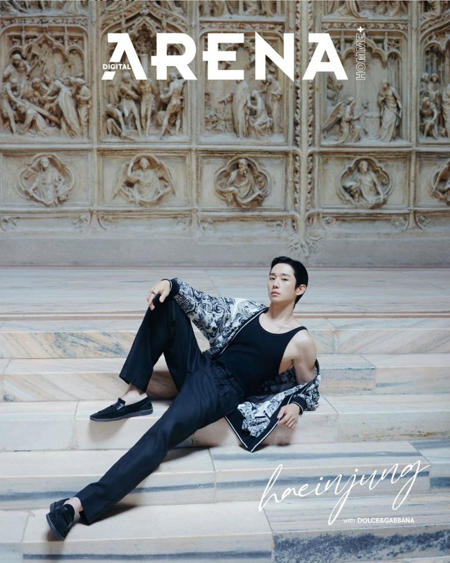 “Kelihatan agak norak… kenapa gayanya seperti itu?” “Pemilihan fotonya sangat buruk… tidak ada satu pun yang terlihat bagus,” “Dia tidak cocok dengan brand ini, ini situasi yang merugikan keduanya,” komentar sejumlah netizen di forum komunitas Korea. Foto: dok. Dolce & Gabbana