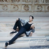 “Kelihatan agak norak… kenapa gayanya seperti itu?” “Pemilihan fotonya sangat buruk… tidak ada satu pun yang terlihat bagus,” “Dia tidak cocok dengan brand ini, ini situasi yang merugikan keduanya,” komentar sejumlah netizen di forum komunitas Korea. Foto: dok. Dolce & Gabbana