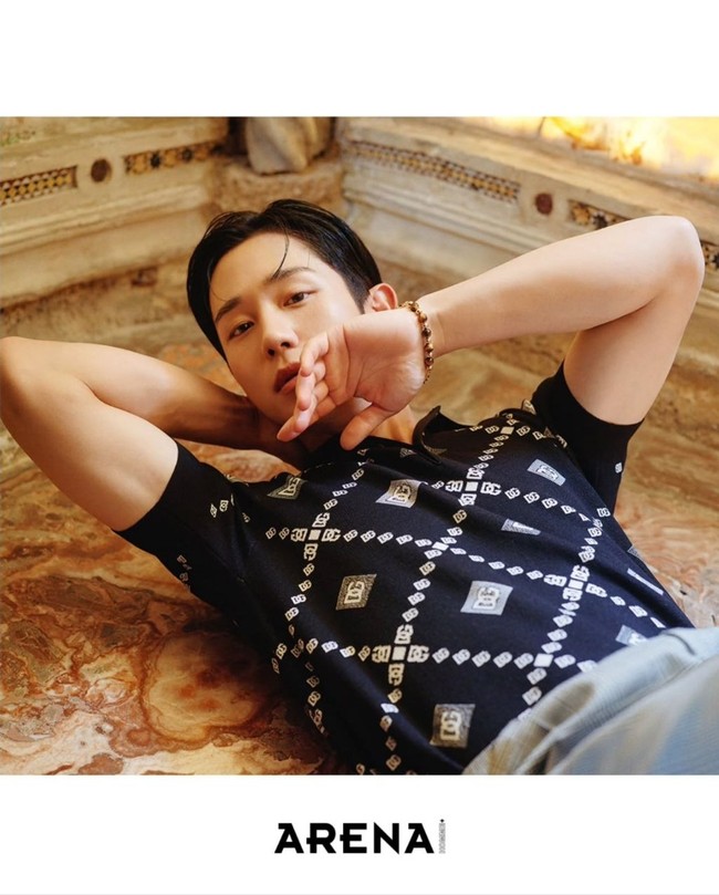 Hasil pemotretan majalah Jung Hae In saat berbalut Dolce & Gabbana juga dinilai canggung. Secara khusus, netizen menyorot ekspresi wajahnya terlihat sama dalam sejumlah foto. Foto: dok. Dolce & Gabbana