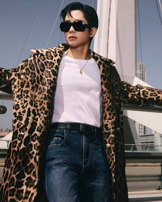 Jung Hae In menuai kecaman usai tampil dalam campaign terbaru Dolce & Gabbana Fall/Winter 2025. Alih-alih terpukau, netizen menganggap sang aktor tidak cocok dengan citra rumah mode Italia tersebut. Foto: dok. Dolce & Gabbana
