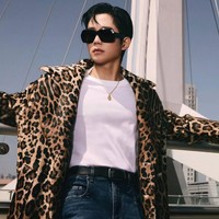 Jung Hae In menuai kecaman usai tampil dalam campaign terbaru Dolce & Gabbana Fall/Winter 2025. Alih-alih terpukau, netizen menganggap sang aktor tidak cocok dengan citra rumah mode Italia tersebut. Foto: dok. Dolce & Gabbana