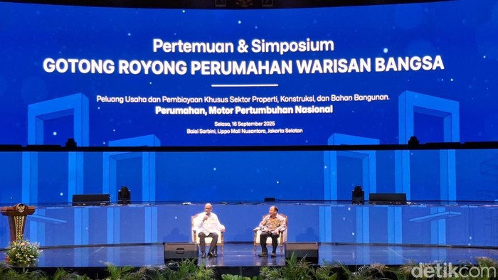 Pemaparan Wakil Ketua Umum Kadin Indonesia, Thomas Jusman dalam pemaparannya di acara Pertemuan & Simposium Gotong Royong Perumahan Warisan Bangsa di Balai Sarbini, Jakarta, Selasa (16/9/2025).