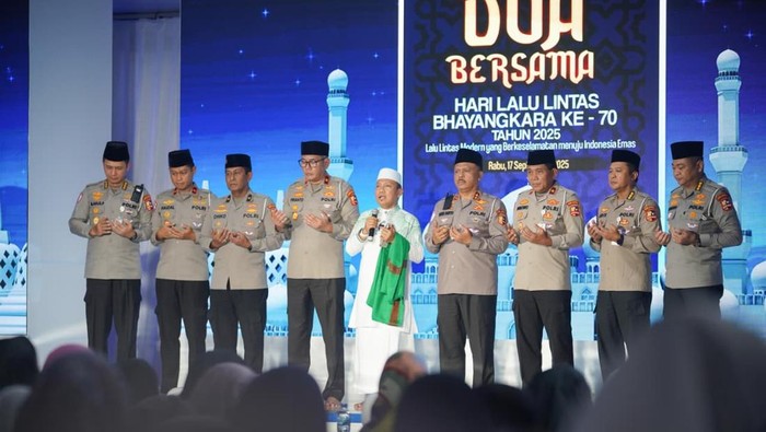 Kakorlantas Polri Irjen Agus Suryonugroho menghadiri Doa Bersama menuju Hari Lalu Lintas ke-70 Tahun 2025 bersama ustaz Dasad Latif. (dok istimewa)