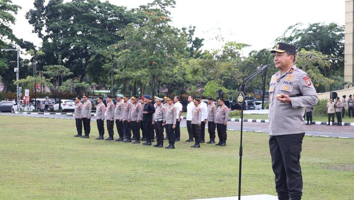 Kapolda Riau Irjen Herry Heryawan memberikan sejumlah arahan kepada jajarannya dalam apel jam pimpinan di Mapolda Riau, Rabu (17/9/2025).