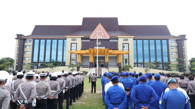 Kapolda Riau Irjen Herry Heryawan memberikan sejumlah arahan kepada jajarannya dalam apel jam pimpinan di Mapolda Riau, Rabu (17/9/2025).