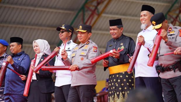 Kapolda Riau Irjen Herry Heryawan memimpin apel akbar Green Satkamling di Dumai, Rabu (16/9/2025).