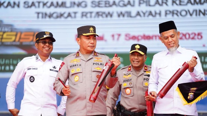 Kapolda Riau Irjen Herry Heryawan memimpin apel akbar Green Satkamling di Dumai, Rabu (16/9/2025).