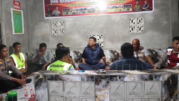 Kapolres Pelalawan AKBP John Louis Letedara mengecek Pos Kamling dan mengajak warga menjaga lingkungan, Selasa (16/9/2025).