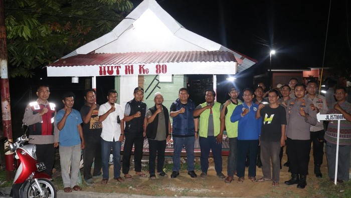 Kapolres Pelalawan AKBP John Louis Letedara mengecek Pos Kamling dan mengajak warga menjaga lingkungan, Selasa (16/9/2025).