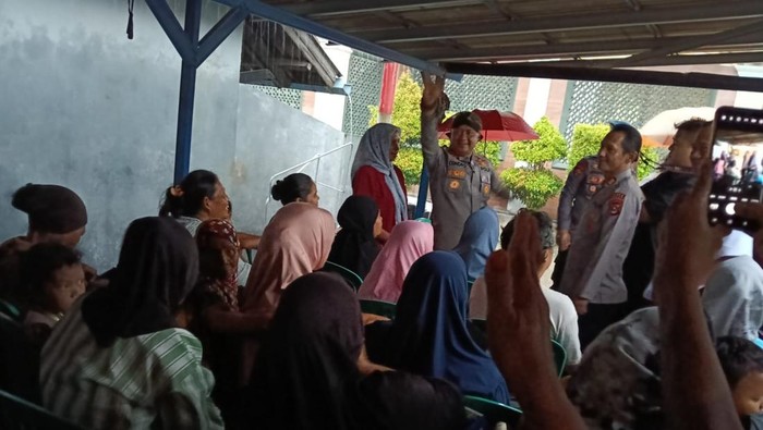 Kapolres Serang AKBP Condro tinjau korban banjir