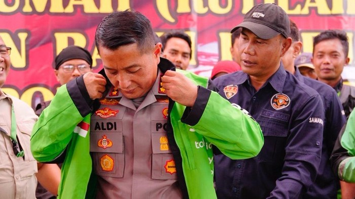 Kapolresta Bandung Kombes Aldi Subartono saat didapuk dewan pembina komunitas ojol