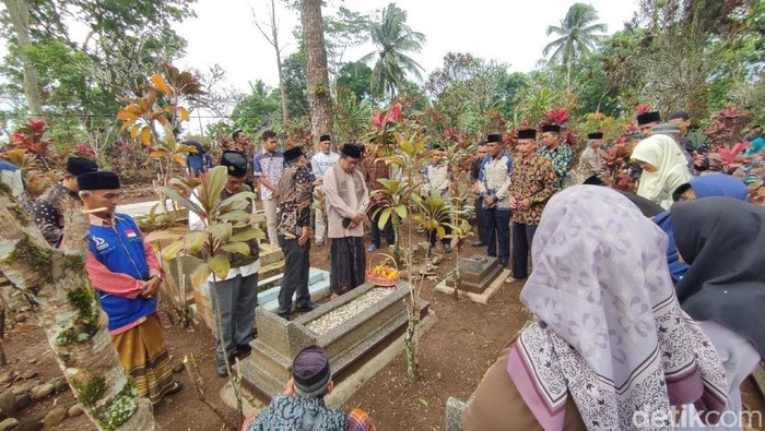 Kegiatan Nyekar atau Ziarah kubur dalam rangka Hari Jadi Desa Imbanagara Raya Ciamis.