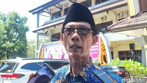 Kepala BKPSDM Kota Mataram Taufik Priyono saat diwawancarai di Mataram, Rabu (17/9/2025). (Nathea Citra/detikBali)